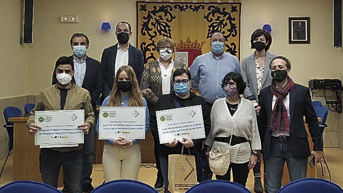 Foto de grupo tras la entrega de premios en La Robla. | E. NIÑO