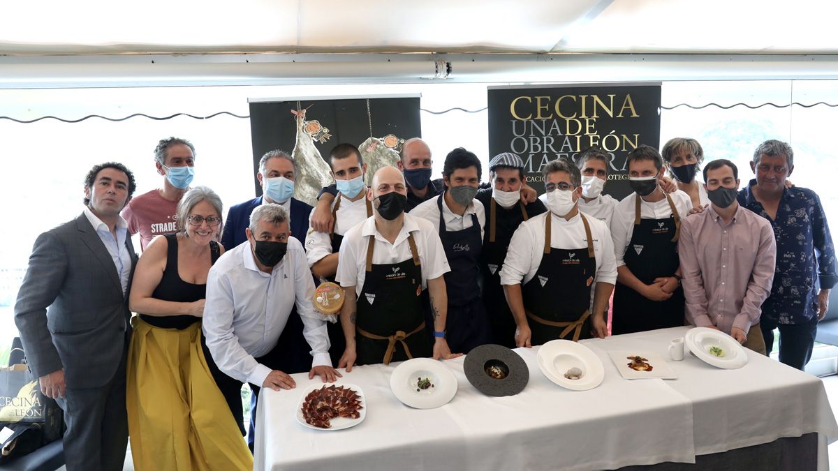 Los 5 chef Michelin, con industriales del Consejo Regulador de la IGP Cecina de León y de la Denominación de Origen Queso Idiazabal. | ÍÑIGO IBÁÑEZ