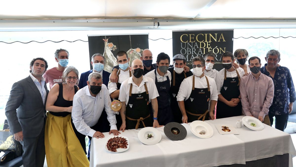 Los 5 chef Michelin, con industriales del Consejo Regulador de la IGP Cecina de León y de la Denominación de Origen Queso Idiazabal. | ÍÑIGO IBÁÑEZ Los 5 chef Michelin, con industriales del Consejo Regulador de la IGP Cecina de León y de la Denominación de Origen Queso Idiazabal. | ÍÑIGO IBÁÑEZ