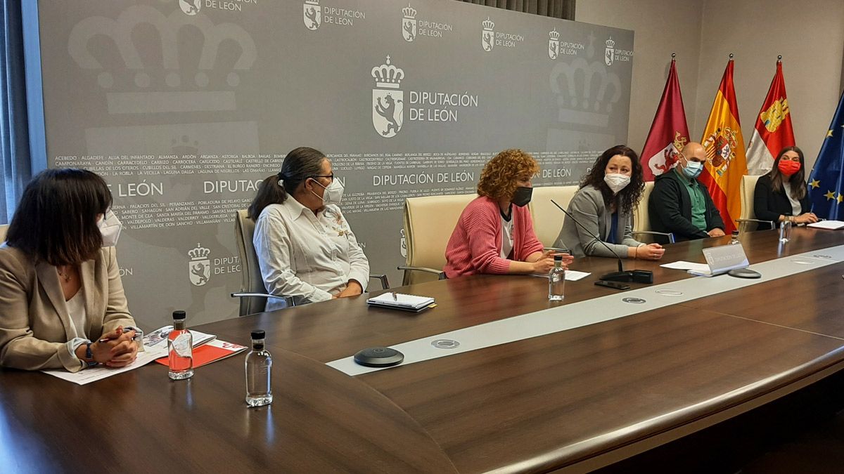 Presentación de 'Nuevo comienzo' en la sede de la Diputación de León. | L.N.C.