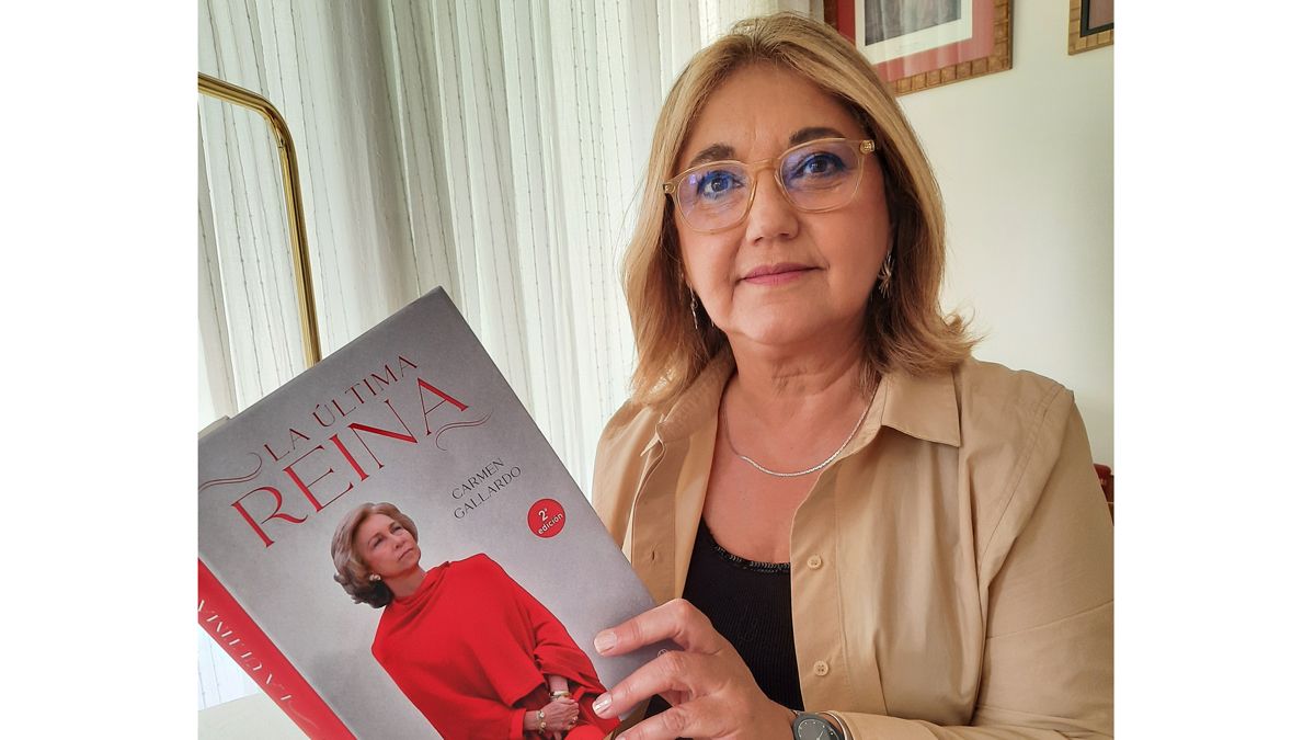 La autora, con un ejemplar de su último libro.