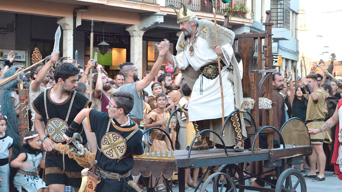 Una imagen de archivo de uno de los desfiles de la celebración de 'Astures y Romanos'. | P. FERRERO