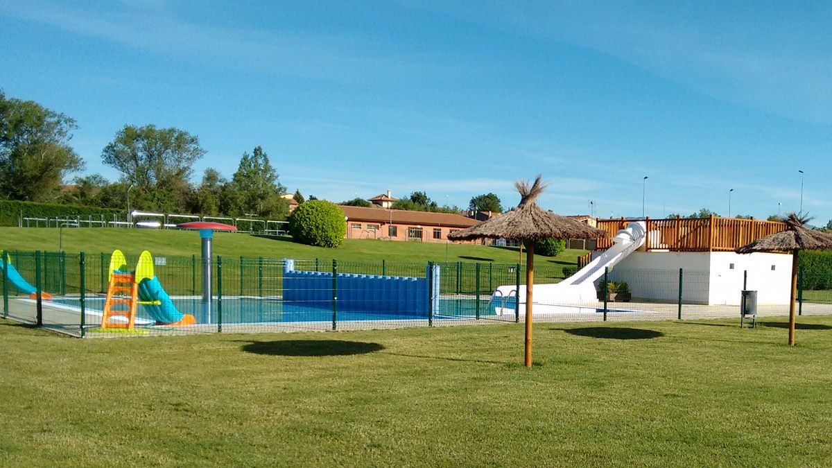 Fotografía de archivo de las piscinas municipales de Cuadros. :: L.N.C.