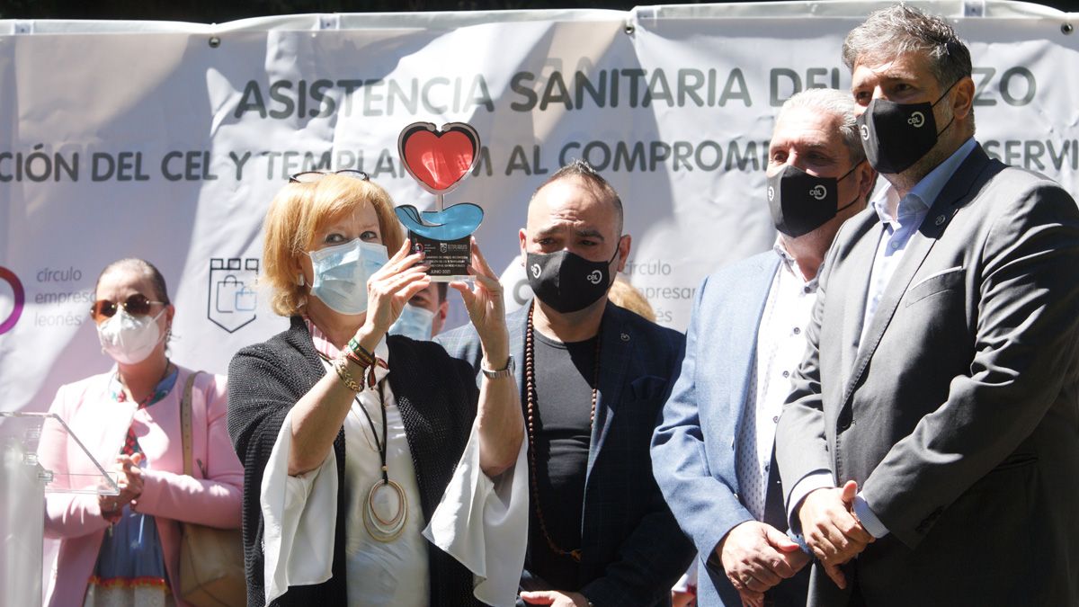 La gerente, recibiendo el premio en nombre de todos los trabajadores. | Ical