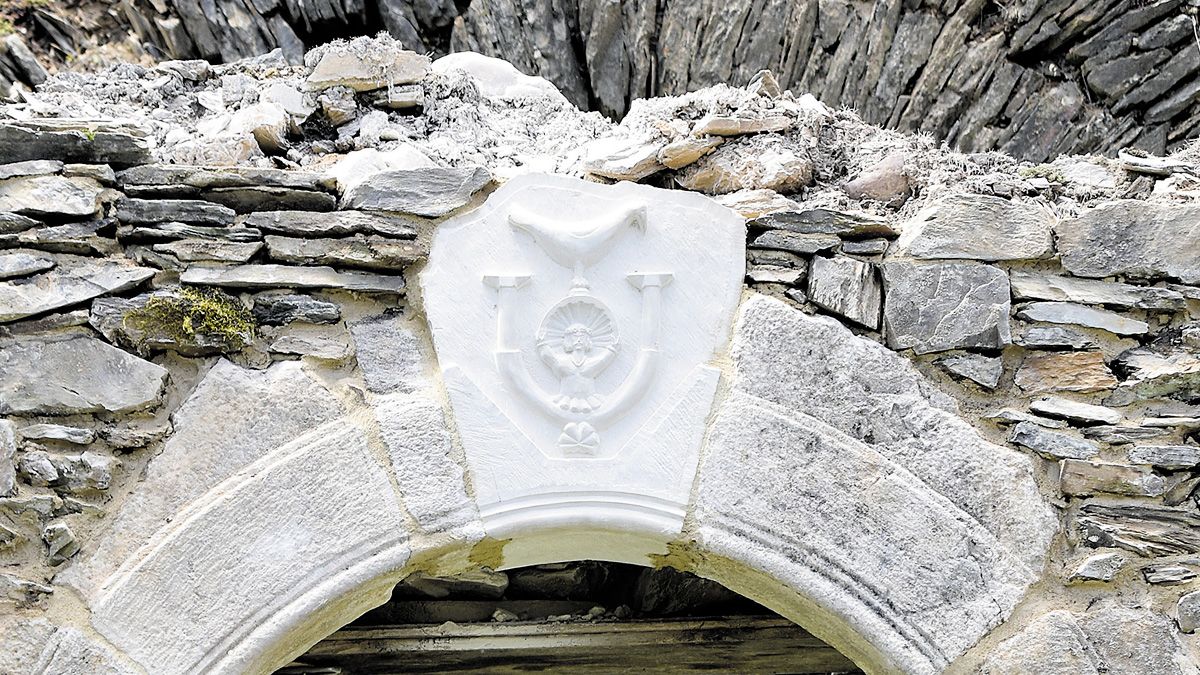 Reproducción de la piedra grabada realizada en la Escuela Taller en base a las fotos existentes y que ya se ha repuesto a la ermita. | DAVID GUSTAVO LÓPEZ