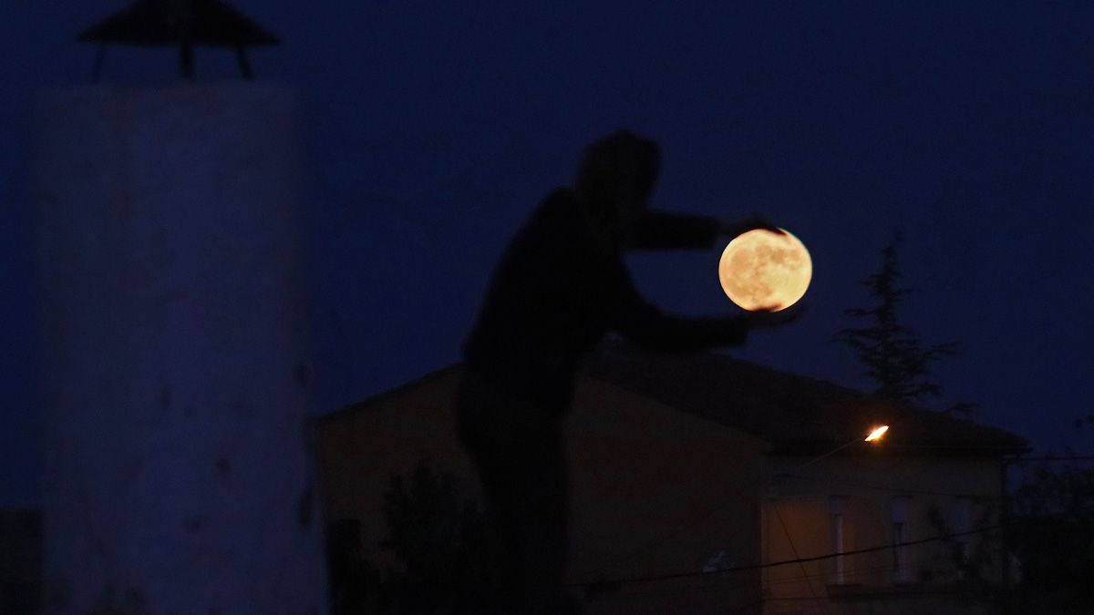 La Luna llena "de fresa" se alza sobre la capital leonesa. | REPORTAJE GRÁFICO: PEIO GARCÍA (ICAL)