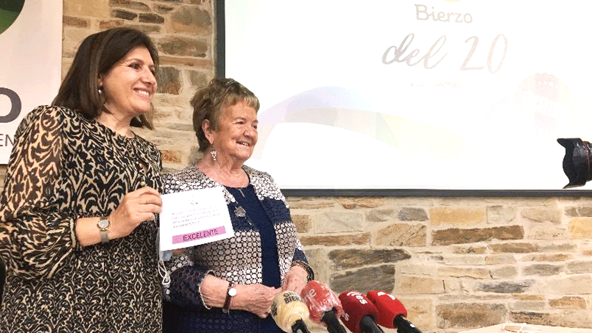 Misericordia bello e Isabel Mijares muestran la valoración del comité de cata. I Ical Misericordia bello e Isabel Mijares muestran la valoración del comité de cata. I Ical