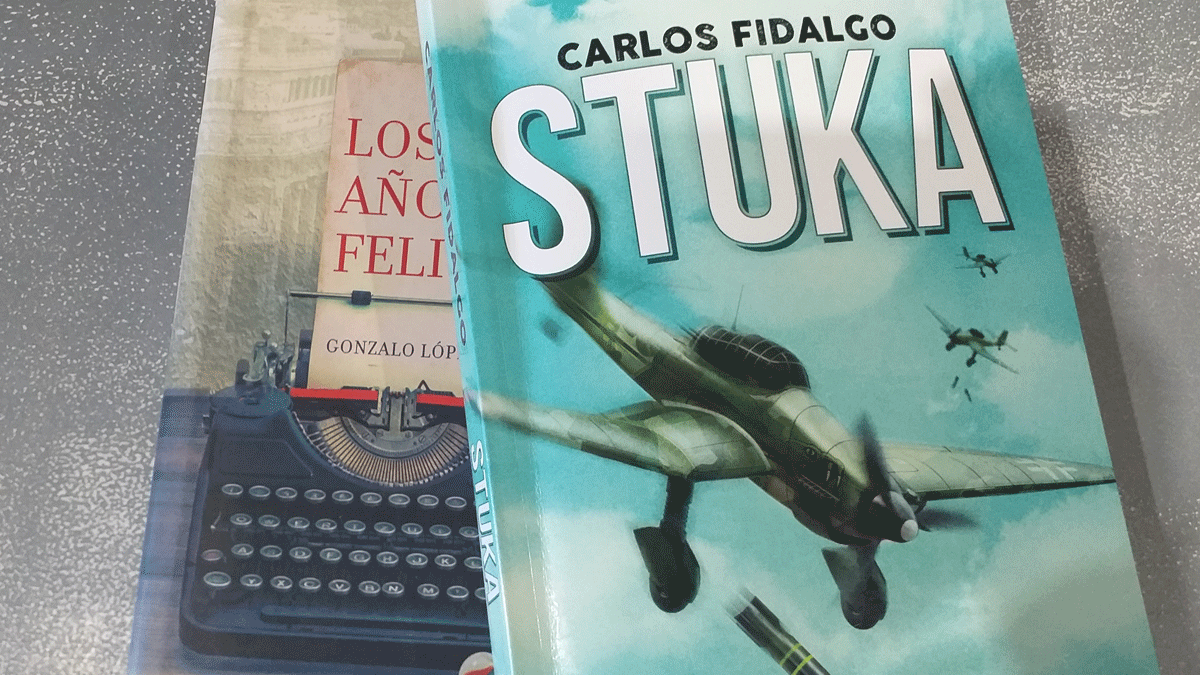 Portada del libro 'Stuka', en la mesa de lectura de Ruy Vega.