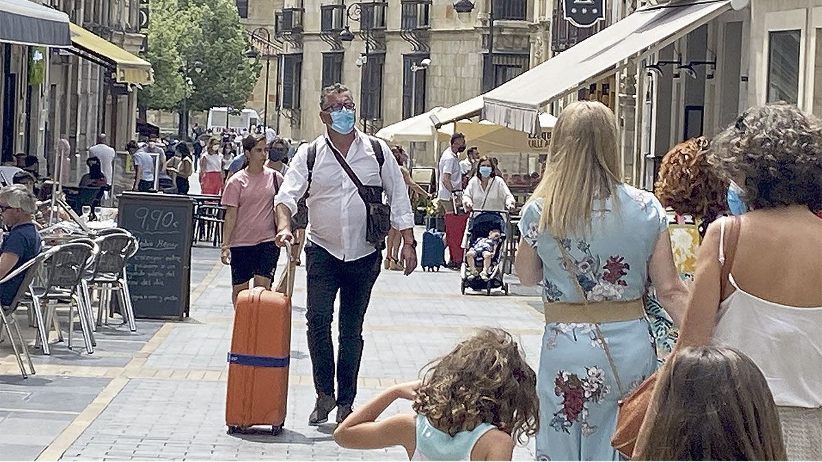 La Calle Ancha en el primer día sin la obligación de llevar mascarilla en el exterior. | SAÚL ARÉN