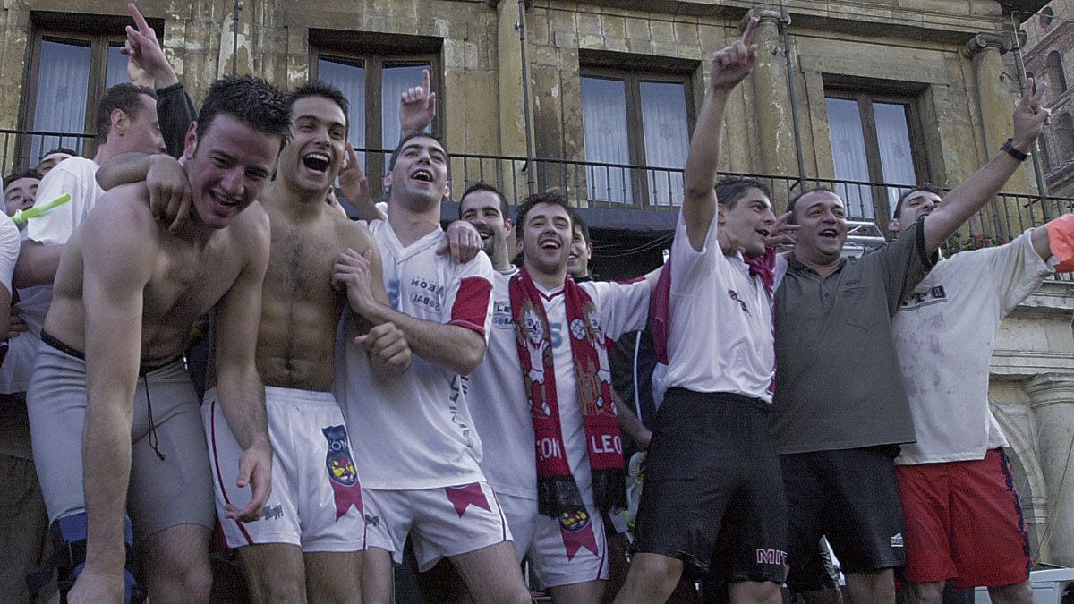 Jugadores del Ademar como Romero, Cartón o Víctor, o miembros del cuerpo técnico como Isidoro y Ludena, celebran el título encima del bus. | MAURICIO PEÑA