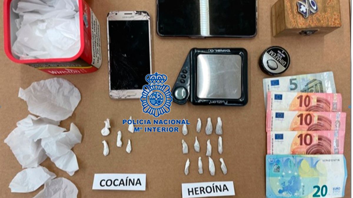 Algunas de las pertenencias de los detenidos que fueron incautadas en el registro domiciliario. | SUBDELEGACIÓN DE GOBIERNO
