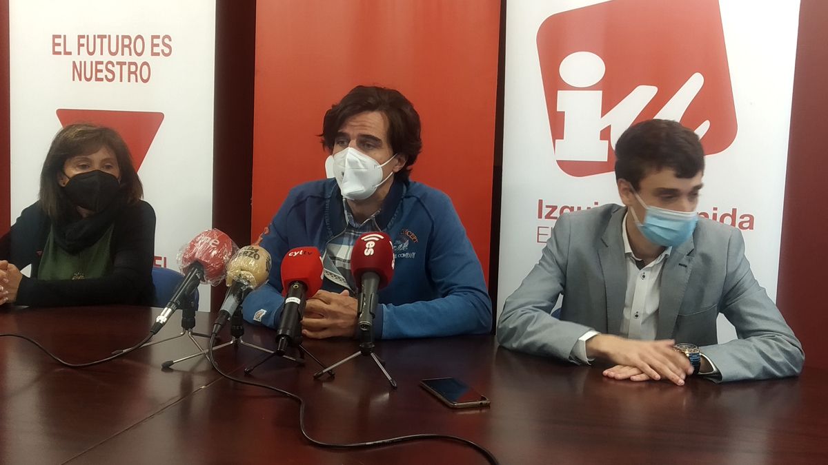Gascón al lado de Arias y Bilbao en rueda de prensa a su llegada a Ponferrada. | MAR IGLESIAS