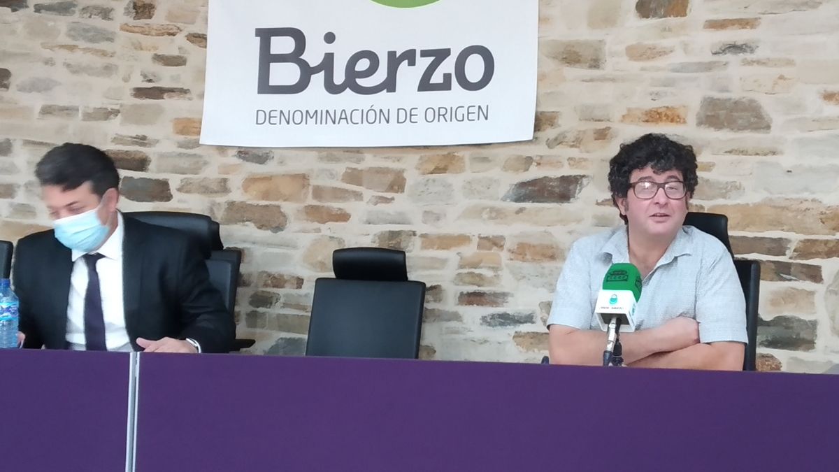 Ricardo Pérez Palacios y Albert Calduch dando a conocer su postura frente a los proyectos eólicos. | MAR IGLESIAS
