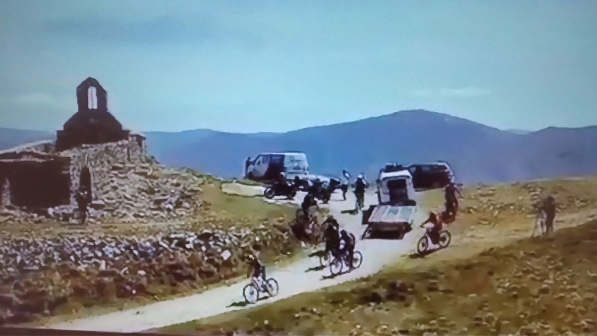 Uno de los fotogramas del vídeo, justo en la salida del pico de La Aquiana. Uno de los fotogramas del vídeo, justo en la salida del pico de La Aquiana.