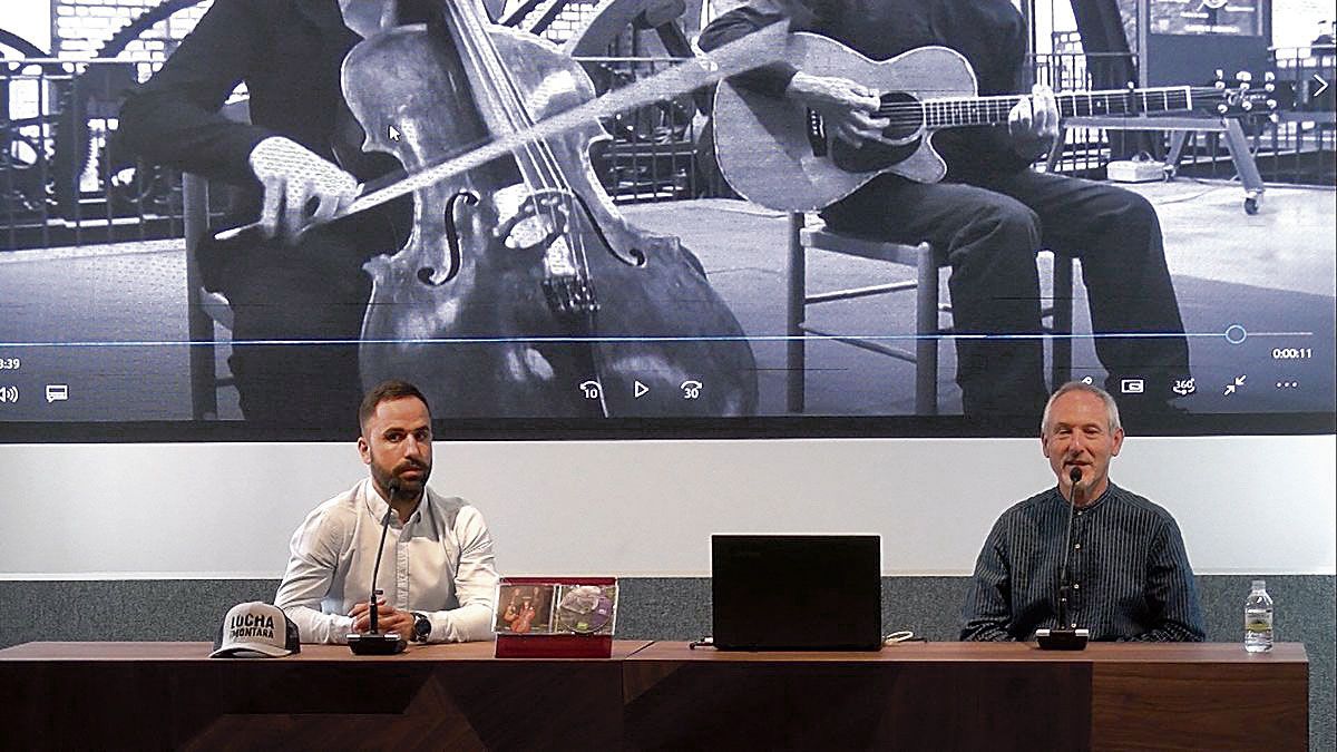 Carlos Fernández Morán, de ‘Lucha por la Montaña’, y Mikel Ferreras, en la presentación del trabajo discográfico en el Instituto Leonés de Cultura.