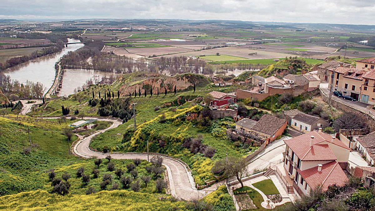 En la fotografía, espectacular vista del Paseo del Espolón desde donde admirar la Vega del Duero.