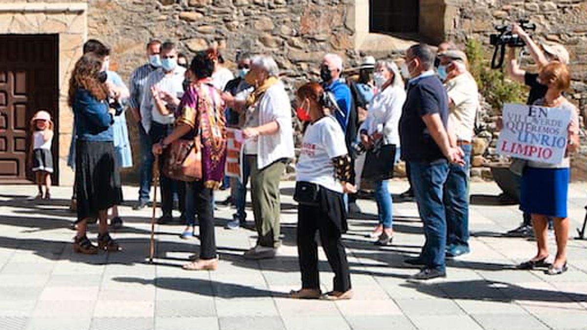 Los manifestantes estuvieron apoyados por las alcaldesas de sus municipios.