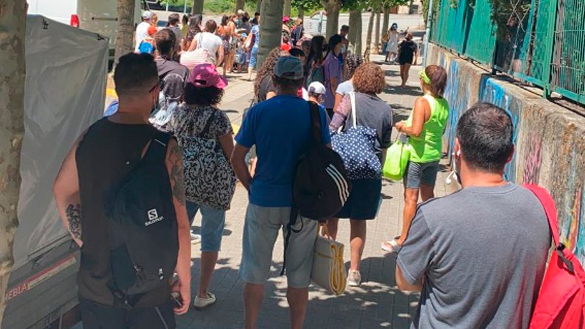 Colas para acceder a las piscinas, en ocasiones interminables.