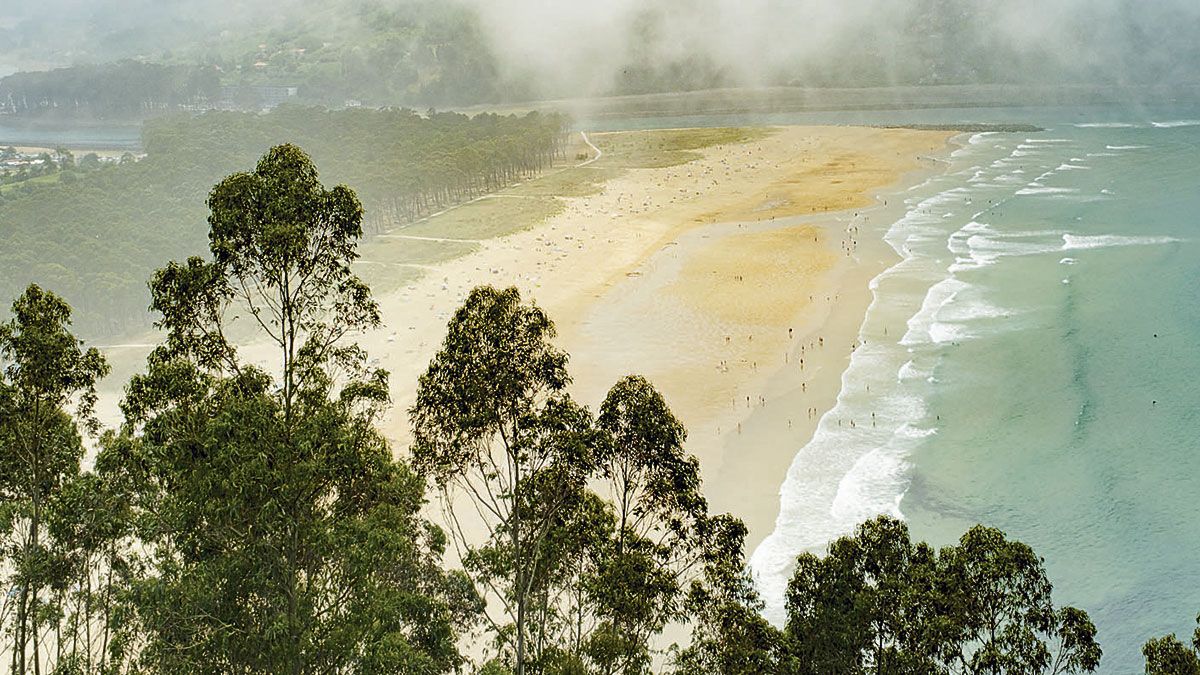 La playa de Rodiles desde el monte de Rodiles. | VICENTE GARCÍA