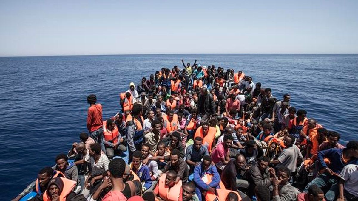 Imagen de archivo de una embarcación de inmigrantes en el Mediterráneo. | ABC