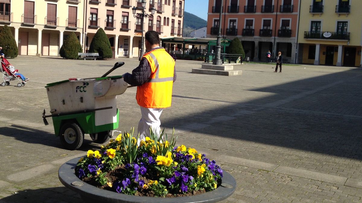 Un operario de la limpieza en la plaza del Ayuntamiento.