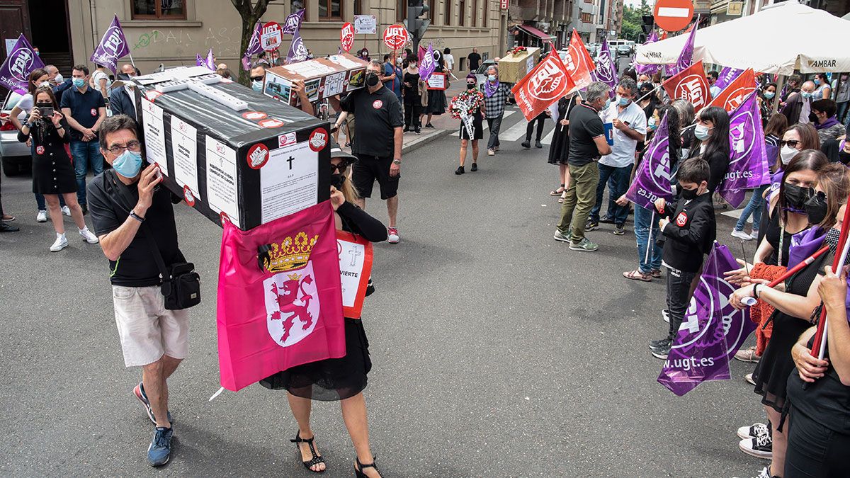 Marcha fúnebre por el empleo público de la provincia de León organizada por UGT. | ICAL