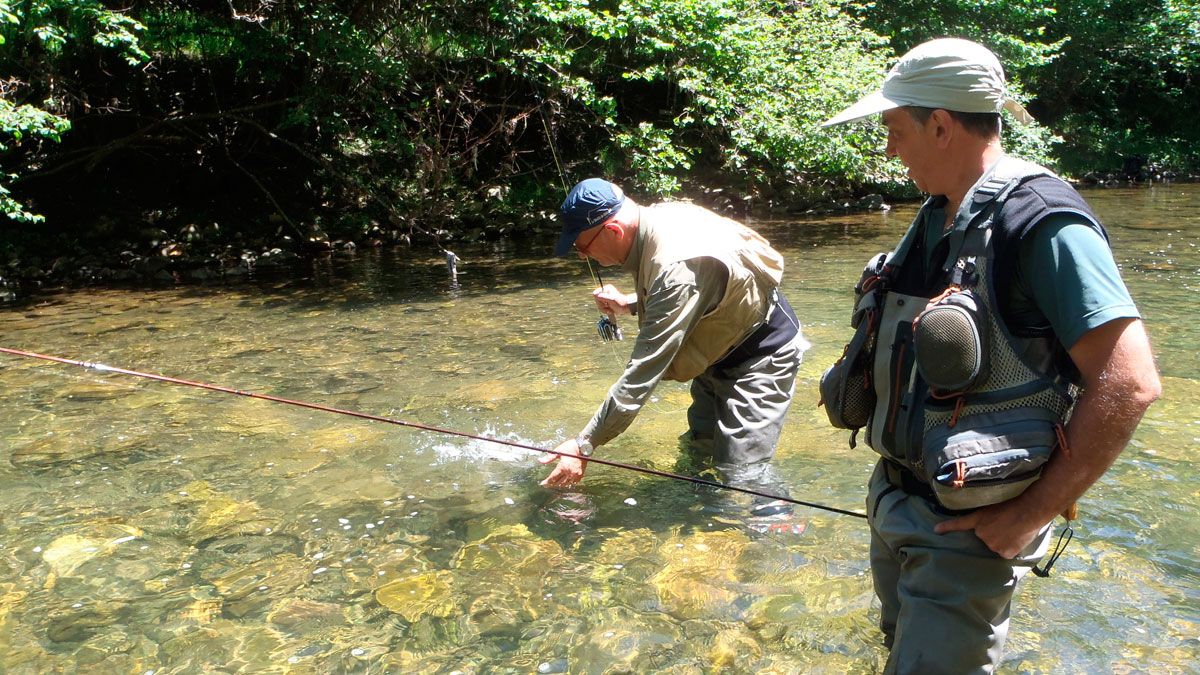 Pescadores disfrutando en el río Burbia, en el norte del Bierzo. | R.P.N.