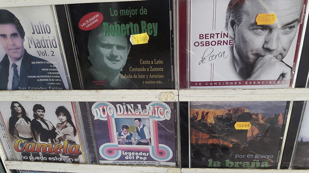Es muy complicado ahora encontrar discos de Roberto Rey, pero ahí sigue, en las ‘máquinas’ de gasolinera junto a otros clásicos del género.