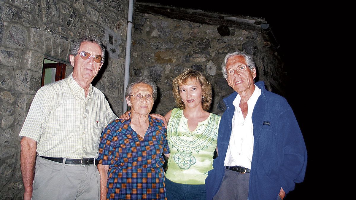 Ramón Lozano, coautor de varios libros con Morán, Teófila Gao, nieta del Cainejo y segunda mujer en subir al Naranjo, Ana Isabel Martínez y Santiago Morán.