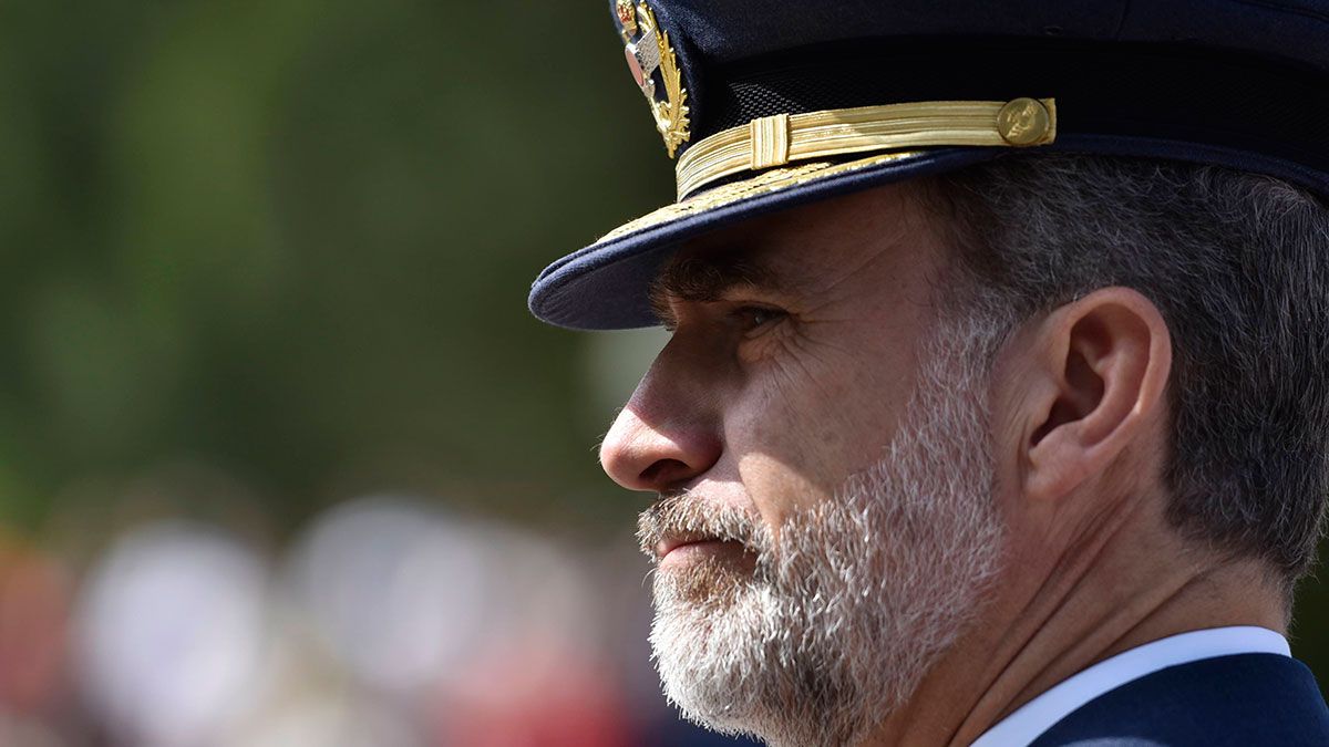 El rey Felipe VI en una entrega de despachos anterior en León. | SAÚL ARÉN