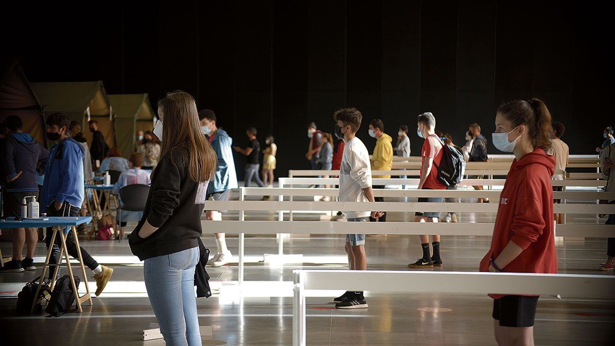 Cribado masivo de este sábado en el Palacio de Exposiciones de León. | MAURICIO PEÑA