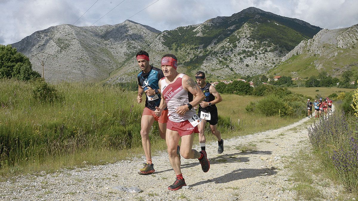 Los corredores, con las montañas del fondo en un momento del recorrido. | MAURICIO PEÑA Los corredores, con las montañas del fondo en un momento del recorrido. | MAURICIO PEÑA