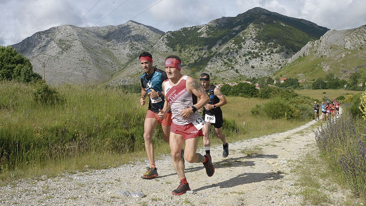 Los corredores, con las montañas del fondo en un momento del recorrido. | MAURICIO PEÑA