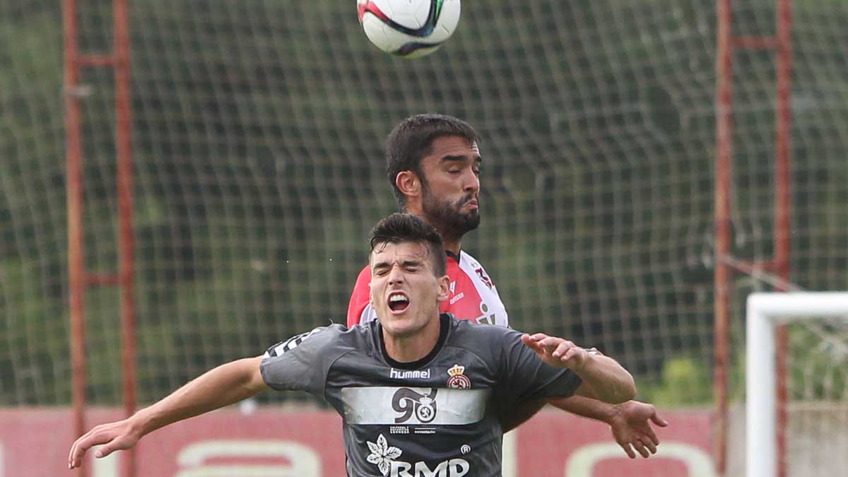 Gonzalo pelea un balón aéreo durante el partido copero ante el Varea. | DIARIO LA RIOJA