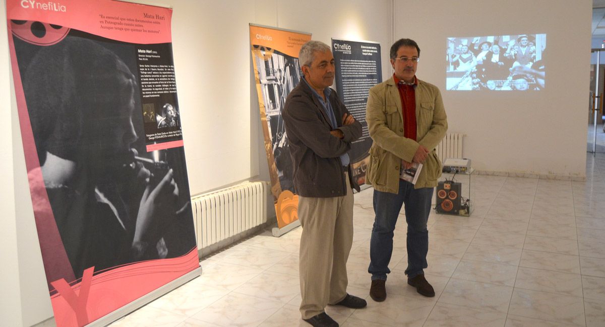 El director del festival, Luis Miguel Alonso, y el alcalde de Astorga, Arsenio García, durante la presentación de las exposiciones. | P. FERRERO