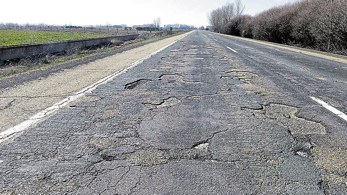 Imagen de archivo de una carretera leonesa en mal estado. | MAURICIO PEÑA
