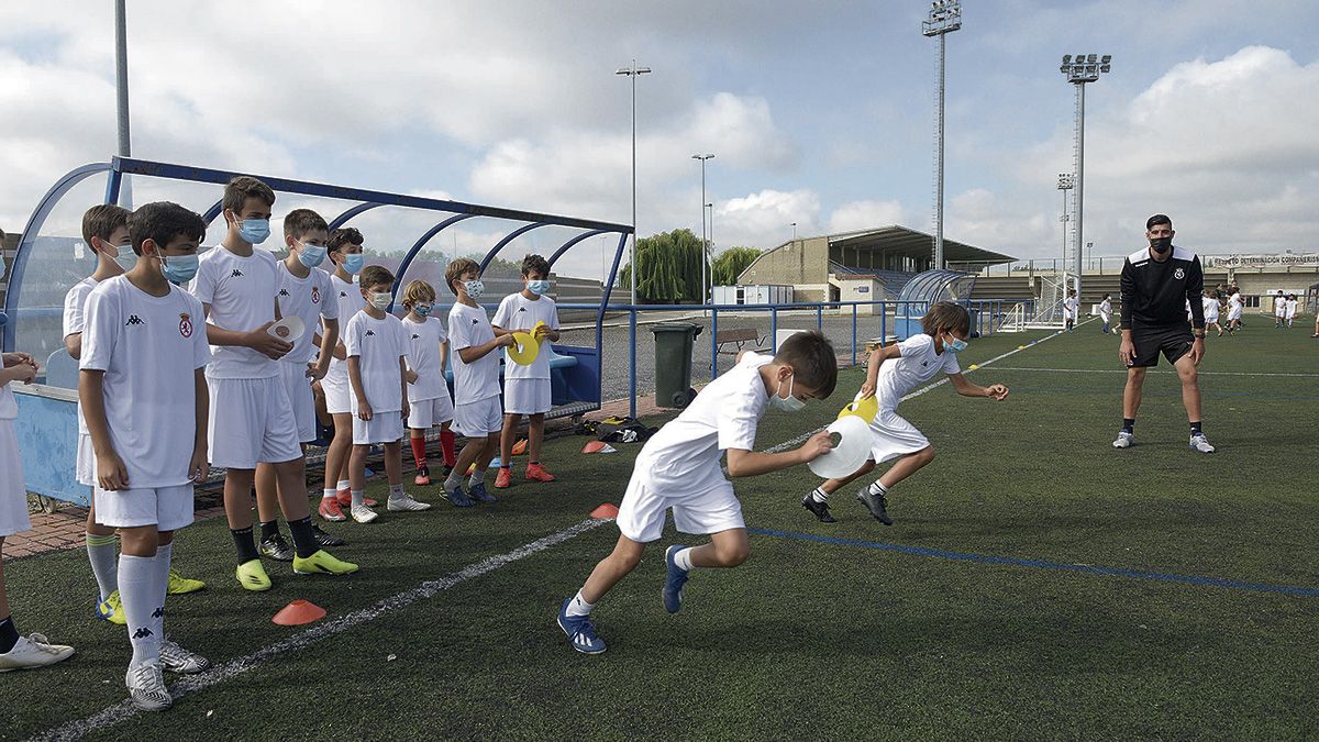 Imagen de los participantes que esta semana toman parte en el Campus ‘Peque Cultu’ en el Área Deportiva de Puente Castro. | MAURICIO PEÑA