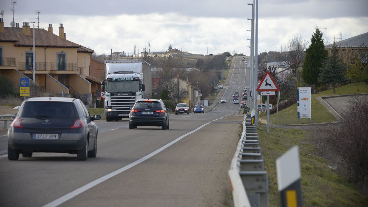 Tramo de la N-120 en Villadangos del Páramo. | MAURICIO PEÑA