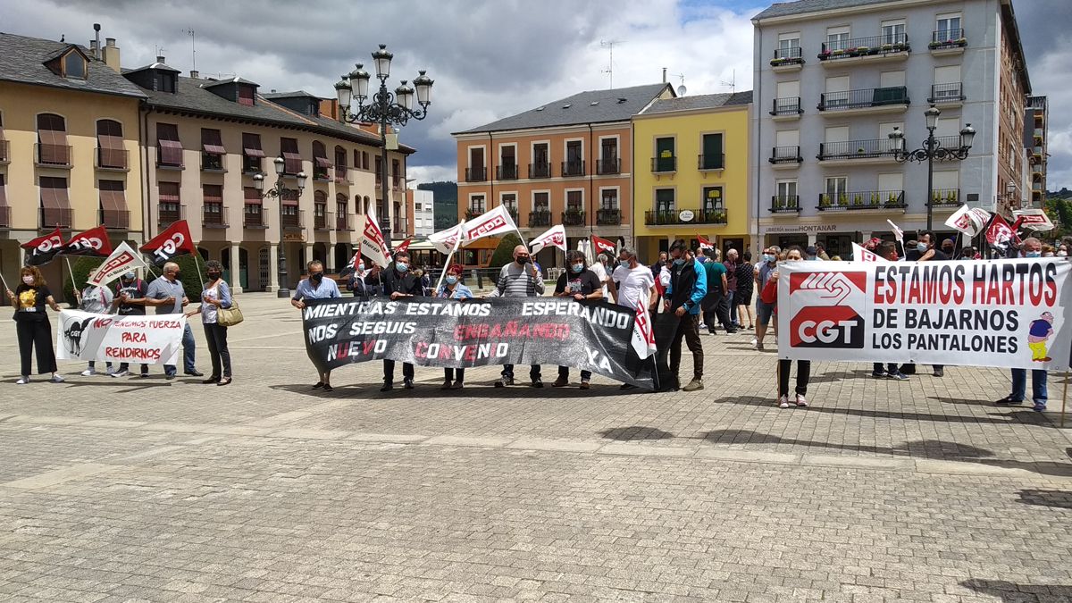 Concentración de trabajadores frente al Ayuntamiento de Ponferrada. | MAR IGLESIAS