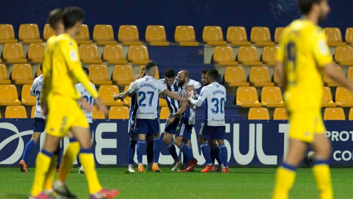 Los jugadores de la Ponferradina celebran un gol en el choque de este año frente al Alcorcón. | LALIGA