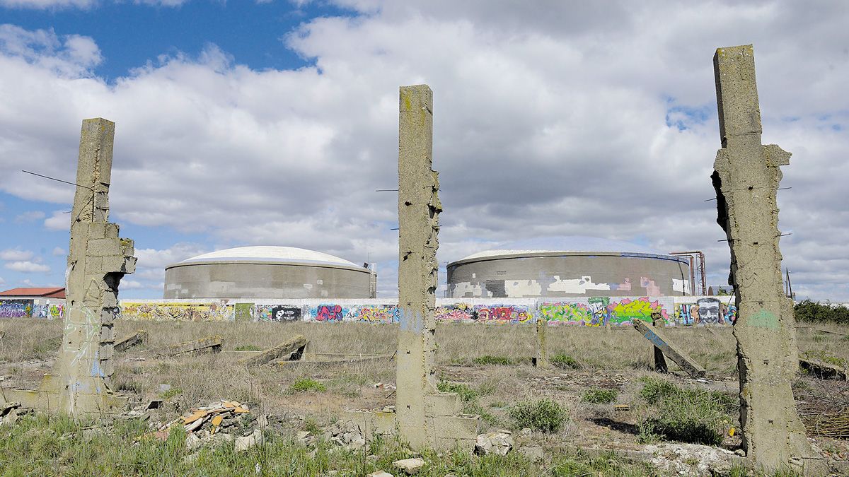 Los depósitos de agua de León se han convertido en paredes muy buscadas por los grafiteros... pero eso no le da calidad al agua. | MAURICIO PEÑA