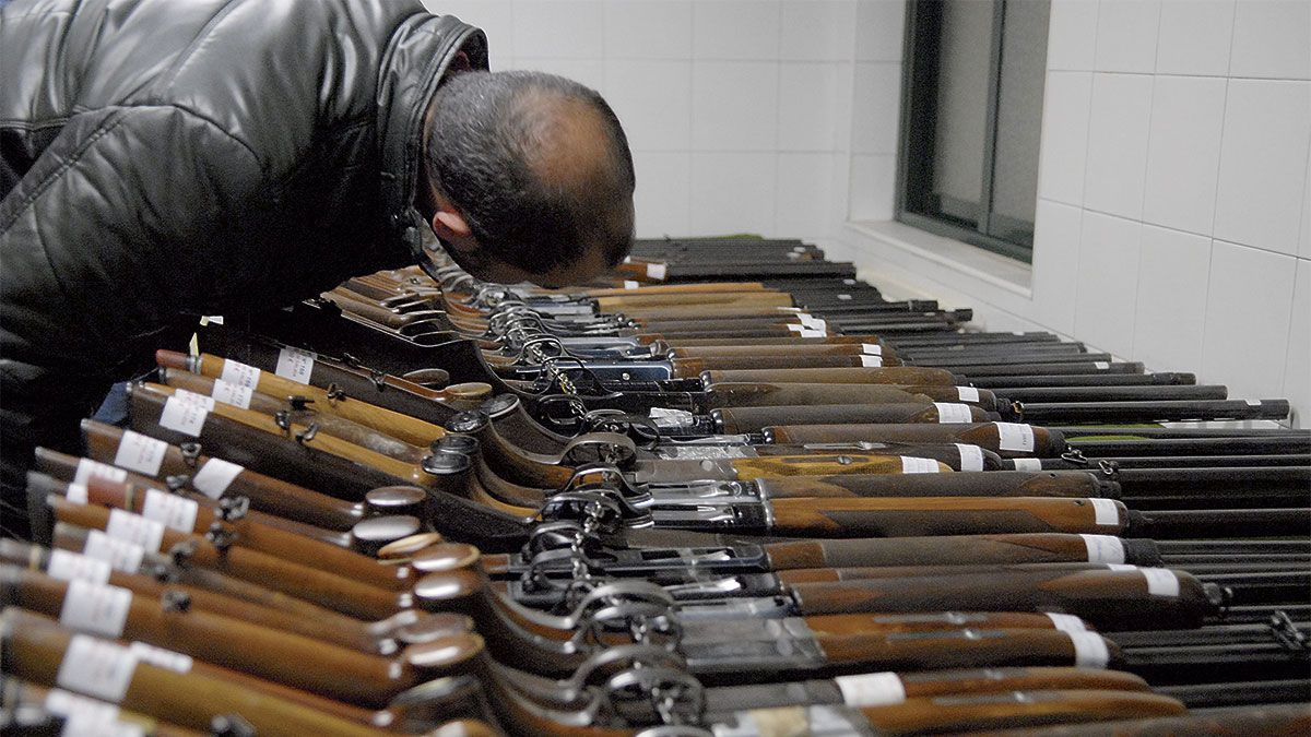 Subasta de armas organziada por la Guardia Civil en una imagen de archivo. | MAURICIO PEÑA