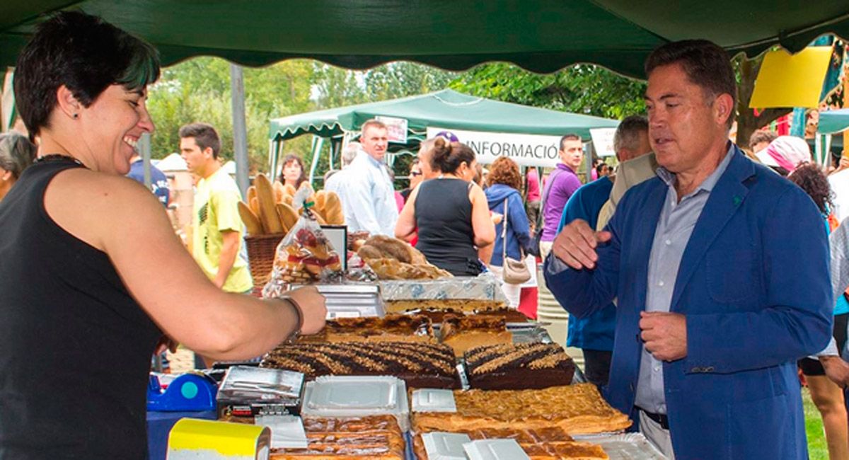 El alcalde de Cuadros, Marcos Martínez, visitando uno de los stands de la feria. | A. CUADROS