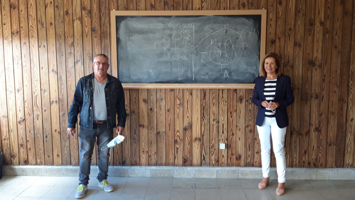 Vitorino Marcos y Avelina Llamas en el aula donde se celebran las sesiones de terapia en Astorga. | L.N.C.