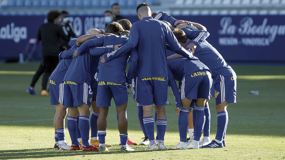 La Ponferradina, haciendo piña antes de un encuentro, arranca hoy una nueva temporada. | IRINA RC