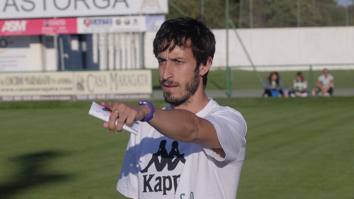 Álvaro García dirige un entrenamiento. | DANIEL MARTIN