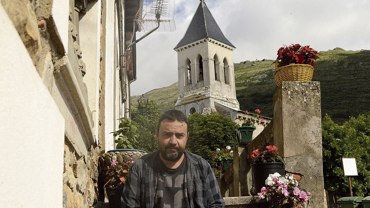El nombre del protagonista, Antón de Argüello, es un homenaje a la tierra de su padre, Los Argüellos, en cuyas montañas también pretende vivir Raúl. El nombre del protagonista, Antón de Argüello, es un homenaje a la tierra de su padre, Los Argüellos, en cuyas montañas también pretende vivir Raúl.