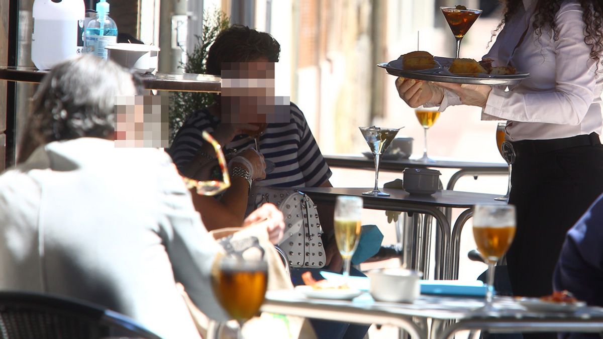 Clientes en terrazas de bares, donde está prohibido fumar como medida de seguridad contra los contagios. | Ical Clientes en terrazas de bares, donde está prohibido fumar como medida de seguridad contra los contagios. | Ical