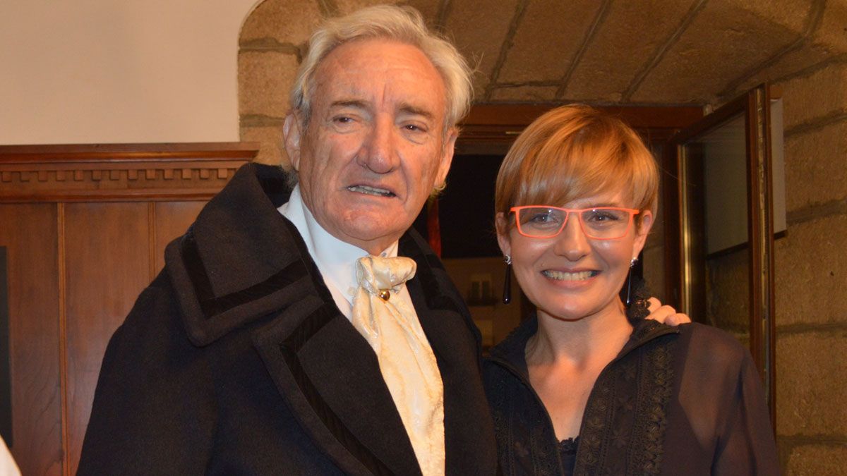 Luis del Olmo (I) junto a la pregonera, Beatriz Escudero. | L. N. C.