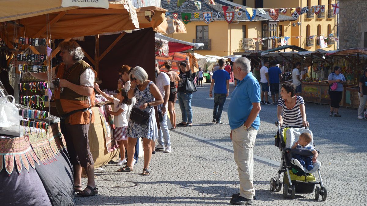 Inauguración del mercado medieval ayer en Ponferrada. | L. N. C.